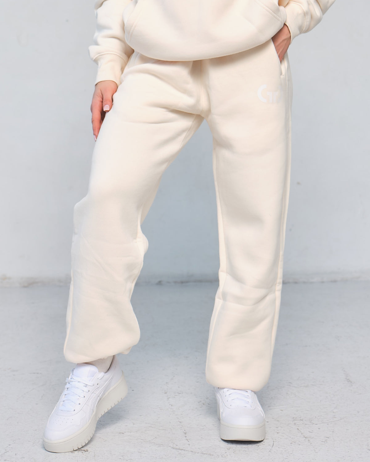 Trackpant for Women in Cream – Tapered Leg, Adjustable Waistband, Soft Breathable Fabric for Comfort & Style