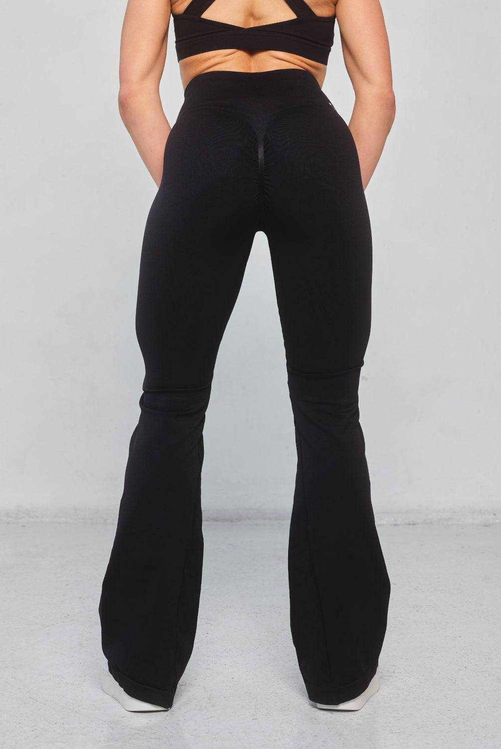 Scrunch Flare Trousers for Women in Black – Figure-Enhancing Fit with Flared Leg and Scrunch Detail