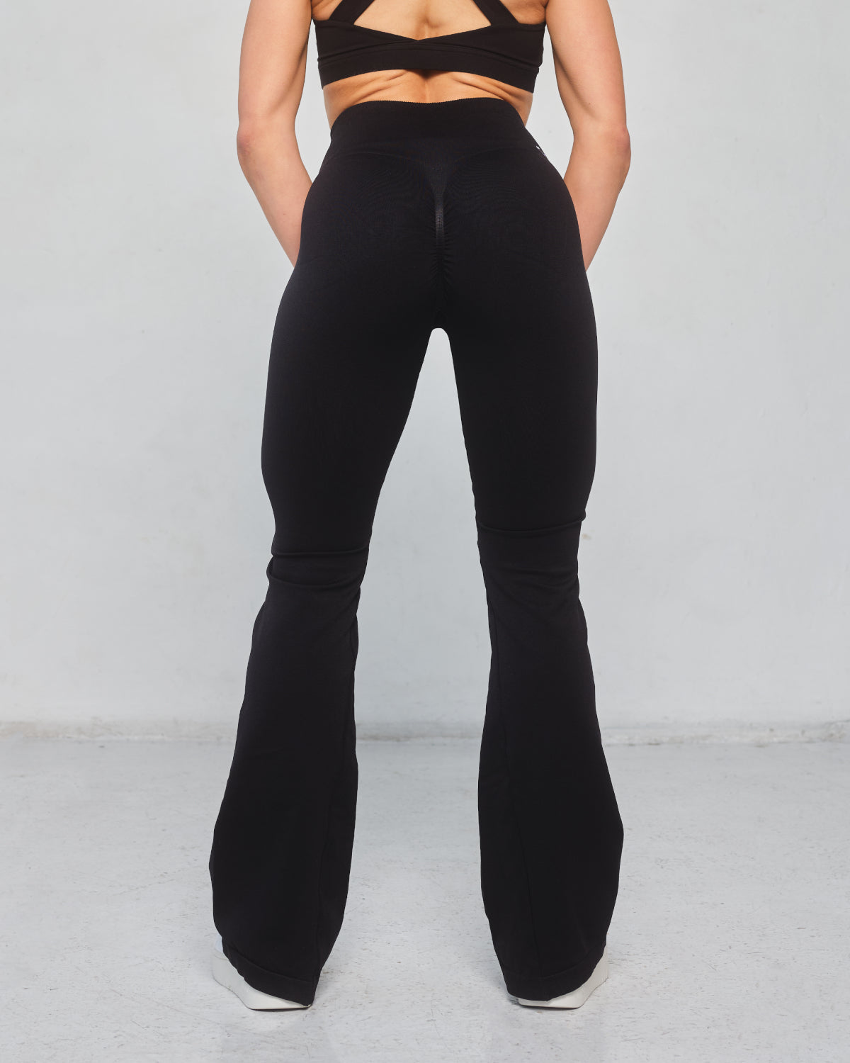 Scrunch Flare Trousers for Women in Black – Figure-Enhancing Fit with Flared Leg and Scrunch Detail