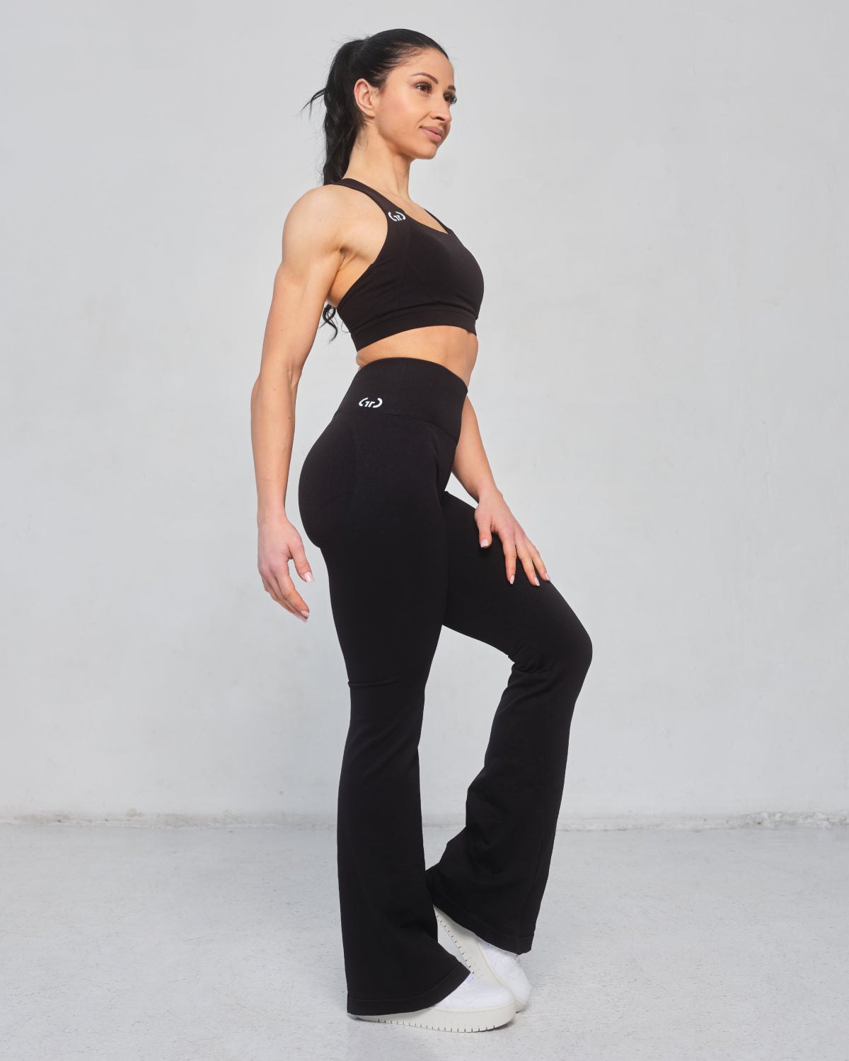 Scrunch Flare Trousers for Women in Black – Figure-Enhancing Fit with Flared Leg and Scrunch Detail